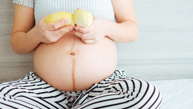 ibu hamil makan durian Foto: Shutterstock