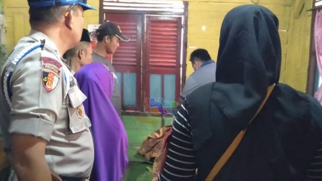 Petugas, saat lakukan identifikasi mayat Paeman (66), warga Dusun Sumurlaban Desa Sumberagung RT 011 RW 003  Kecamatan Dander Kabupaten Bojonegoro, yang meninggal dunia di pinggir jalan saat mencari jerami. Minggu (21/07/2019)