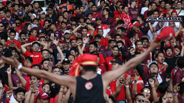 Aksi pendukung PSM Makasar di laga pertama final Piala Indonesia antara Persija Jakarta vs PSM Makassar yang digelar di SUGBK, Minggu (21/7). Foto: Nugroho Sejati/kumparan