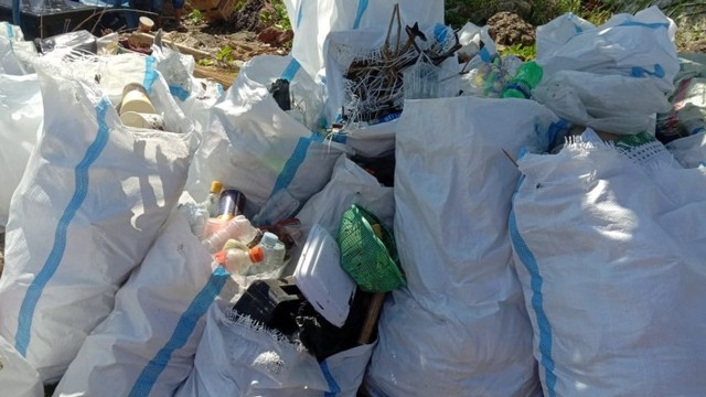 BKIPM mengumpulkan sebanyak 458,2 kilogram sampah plastik di Pantai Manakarra. Foto: Awal Dion