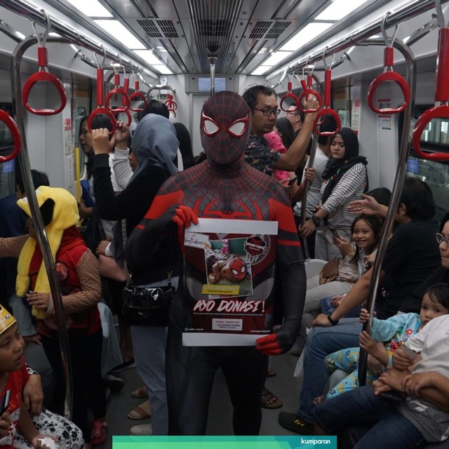 Sejumlah orang mengenakan kostum superhero Spiderman menyapa warga di kereta Lintas Raya Terpadu (LRT) Velodrome, Jakarta, Minggu (21/7). Foto: Fanny Kusumawardhani/kumparan