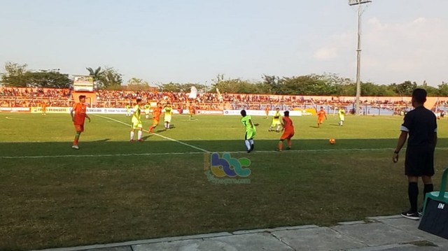 Pertandingan uji coba antara Kesebelasan Persibo Bojonegoro kontra Arema Malang United, di Stadion Letjend H Soedirman Bojonegoro, Minggu (21/07/2019). 