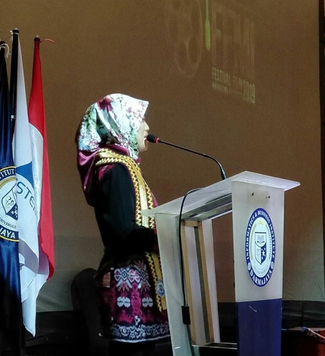 Nunik saat menghadiri Malam Anugerah Festival Film Mahasiswa Indonesia, Sabtu (20/7) | Foto : Sidik Aryono / Lampung Geh