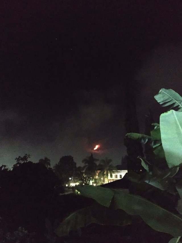 Kebakaran di Gunung Panderman terlihat dari Posko BPBD Kota Batu. Foto: BPBD Kota Batu. 