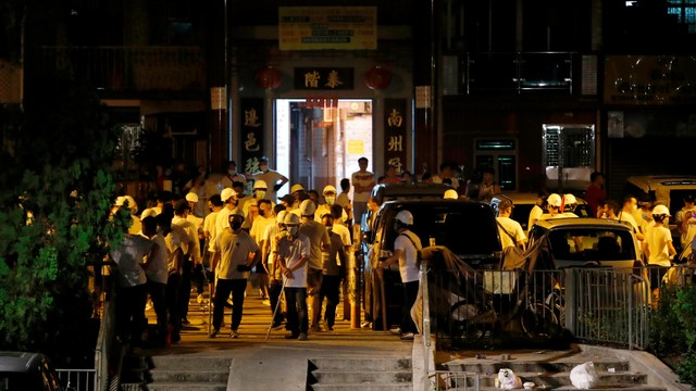 Demonstran merusak salah satu stasiun kereta api, saat demo menolak RUU ekstradisi di Hong Kong, China, Minggu (21/7). Foto: REUTERS / Tyrone Siu