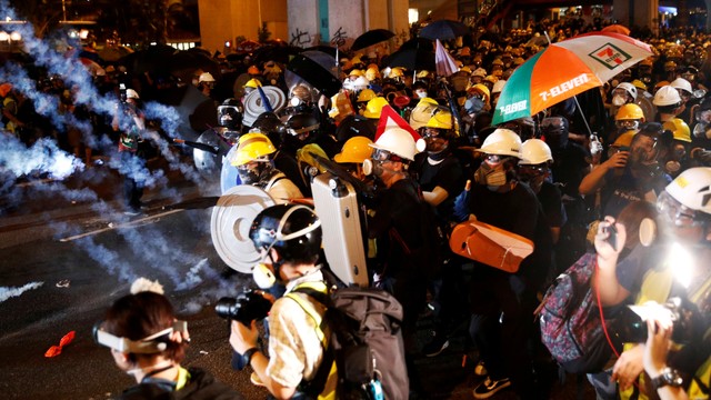 Kerumunan demonstran yang menolak RUU ekstradisi di Hong Kong, China, Minggu (21/7). Foto: REUTERS/Edgar Su