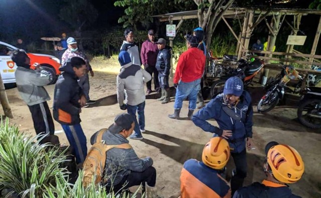 Petugas gabungan melakukan konsolidasi skenario pemadaman kebakaran Gunung Panderman. Foto: Dok. Istimewa