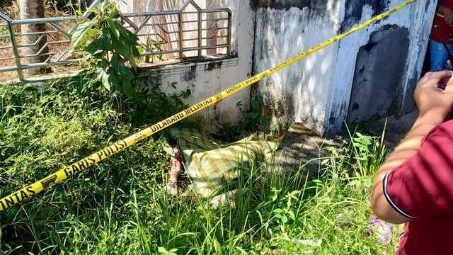 Lokasi penemuan korban pembunuhan Aditia di selokan pembuangan. Foto: Lukman Budianto/kendarinesia.