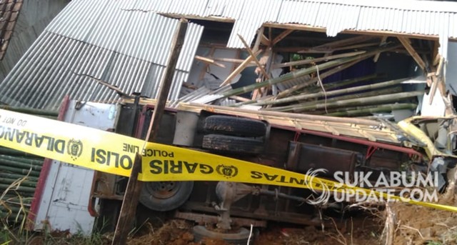 Truk pengangkut bambu masuk jurang lalu menghantam rumah di Desa Cilangkap, Kecamatan Lengkong, Kabupaten Sukabumi, Senin (22/7/2019). | Sumber Foto:Istimewa