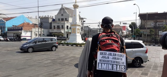 Lilik Yulintoro (29) warga Blora yang putuskan untuk jalan kaki Jogja-Jakarta menggantikan Nadzar Amien Rais, Senin (22/7/2019). Foto: erl.