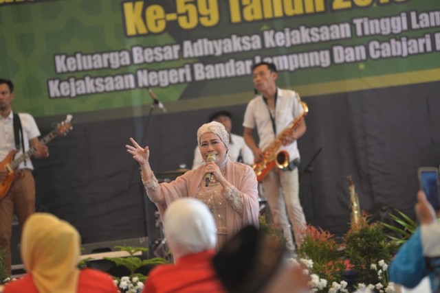 Artis ibukota Dewi Yull saat memeriahkan Hari Bhakti Adhyaksa Ke-59 Kejati Lampung, Senin (22/7) | Foto : Obbie Fernando/Lampung Geh