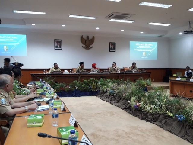 Gubernur Jatim Khofifah Indar Parawansa didampingi Bupati Sampang H. Slamet Junaidi dalam kunjungannya di Pemkab Sampang, Senin (22/7/2019). (Ryan Hariyanto/MM).