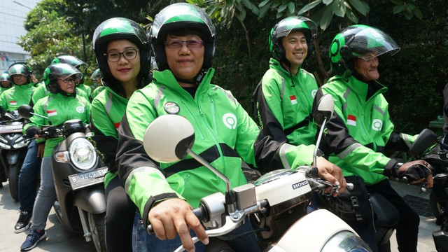Pengemudi Go-Jek menggunakan jaket dan helm dengan logo baru. Foto: Iqbal Firdaus/kumparan