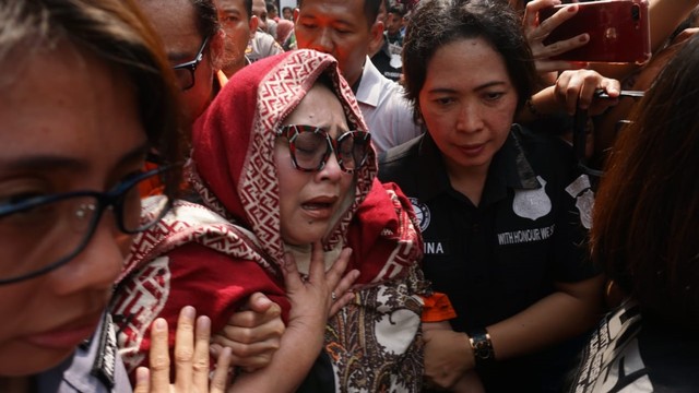 Komedian Nunung menangis saat dibawa menuju ruang konfrensi pers di Polda Metro Jaya terkait kasus narkoba. Foto: Iqbal Firdaus/kumparan