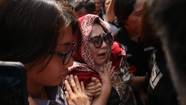 Komedian Nunung menangis saat dibawa menuju ruang konfrensi pers di Polda Metro Jaya terkait kasus narkoba. Foto: Iqbal Firdaus/kumparan