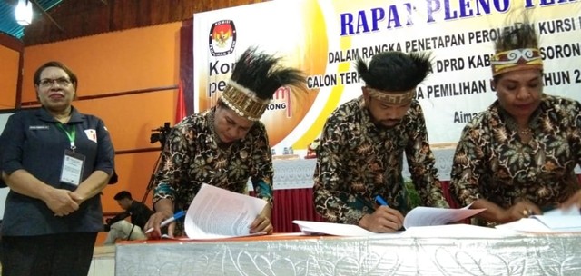 Penandatanganan berita acara penetapan perolehan kursi dan calon terpilih anggota DPRD Kabupaten Sorong, Senin (21/7). Foto: Ana/ Balleo News