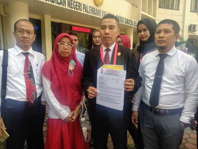 Tim kuasa hukum tersangka penganiayaan siswa SMA Taruna Indonesia saat mengajukan gugatan praperadilan di Pengadilan Negeri Klas 1A Palembang. (Foto: thama/Urban Id).