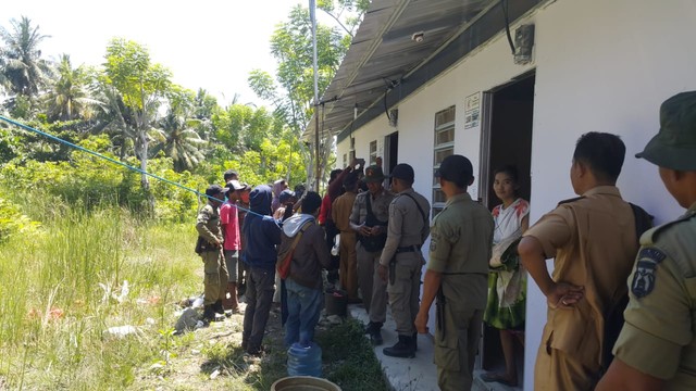 Sejumlah Anggota Satpol PP Kota Palu saat melakukan penertiban di Huntara Jalan Asam III, Palu Barat, Kota Palu, Senin (22/7). Foto: PaluPoso