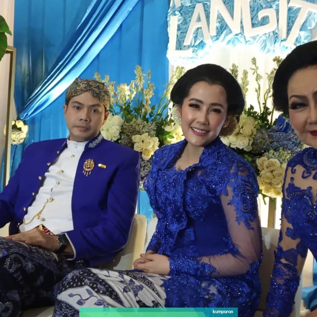 (dari kiri ke kanan) Arie Dwi Andika, Ardina Rasty, dan Erna Santoso di Acara Tedak Siti Anara Langit Buah Hati Ardina Rasty dan Arie Dwi Andika. Foto: Giovanni/kumparan