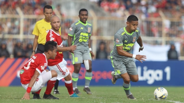 Pemain Badak Lampung dan Borneo berduel. Foto: Dok. Borneo FC
