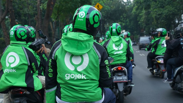 Logo baru perusahaan Gojek terpampang di atribut helm dan jaket mitra pengemudi Go-Ride. Foto: Dok. Gojek