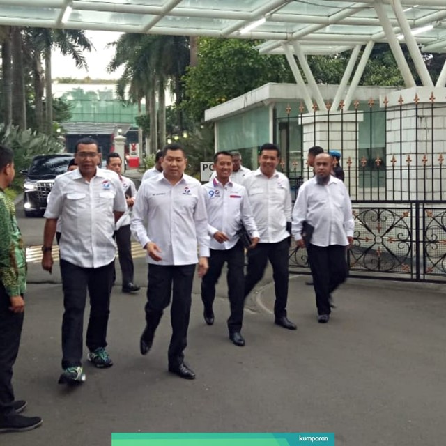Rombongan Ketum Perindo Hary Tanoesoedibjo Cs baru saja bertemu dengan Presiden Jokowi di Istana Bogor, Senin (22/7). Foto: Fahrian Saleh/kumparan
