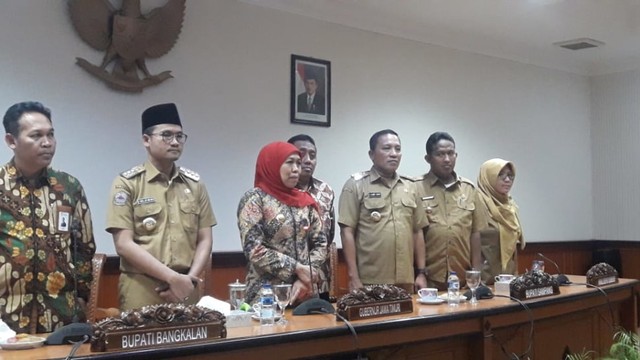 Gubernur Jatim Khofifah Indar Parawansa didampingi Bupati se-Madura memaparkan hasil rapat di aula kantor Pemkab Sampang, Senin (22/7/2019). (Ryan Hariyanto/MM).