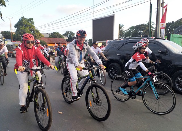 Menpora RI Imam Nahrawi berama istri saat bersepeda kelilingi Kota Merauke usai melepas Tim Jelajah Sepeda Nusantara 2019-Foto Abdel.jpg