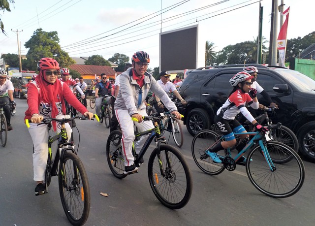 Menpora RI Imam Nahrawi berama istri saat bersepeda kelilingi Kota Merauke usai melepas Tim Jelajah Sepeda Nusantara 2019. (Foto Abdel)