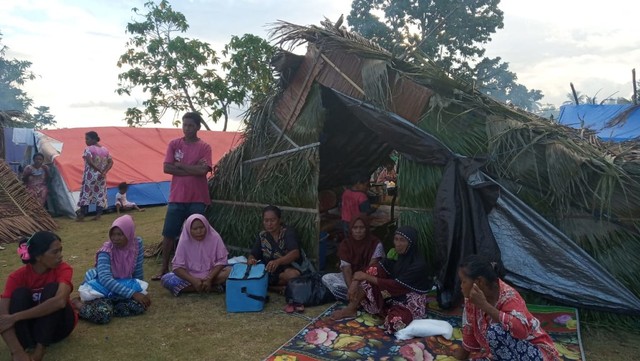 Beberapa tenda pengungsi menggunakan daun woka di Desa Liboba, Hijrah. Foto: Rizal Syam/cermat