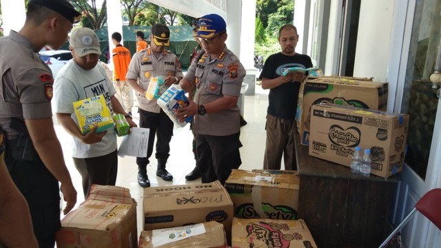 Barang-barang untuk korban gempa Halmahera, ditemukan telah kedaluarsa. Foto: Safri Noh/cermat