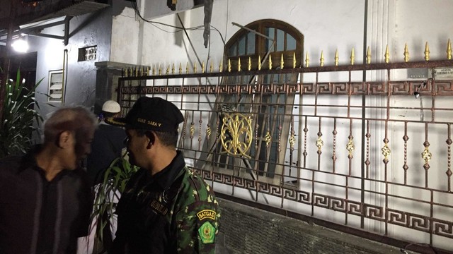 Lokasi penggerudukkan Kemenangan Pancasila Partai Rakyat Demokrasi (PRD) di Jalan Bratang Gede 6A, Surabaya, Senin