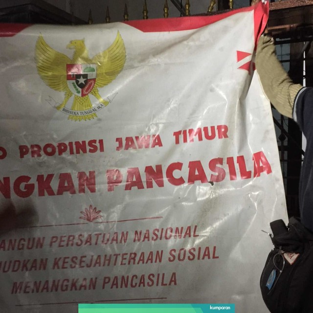 Lokasi penggerudukkan Kemenangan Pancasila Partai Rakyat Demokrasi (PRD) di Jalan Bratang Gede 6A, Surabaya, Senin