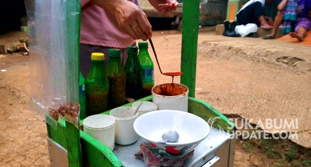 Beberapa pedagang cilok di Cikembar Kabupaten Sukabumi beralih menggunakan bumbu cabai bubuk lantaran harga cabai rawit melambung tinggi. | Sumber Foto:Ruslan AG.