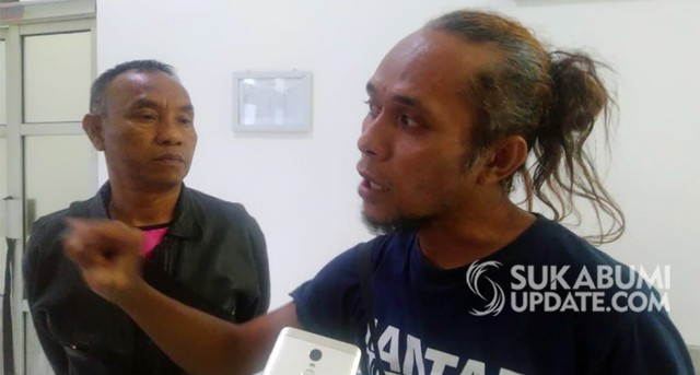 Pihak keluarga saat mendatangi RSUD R Syamsudin SH usai penemuan mayat perempuan di Kampung Bungbulang Salaeurih RT 03/05 Kelurahan Babakan, Kecamatan Cibeureum, Kota Sukabumi, Senin (22/7/2019). | Sumber Foto: Oksa BC.