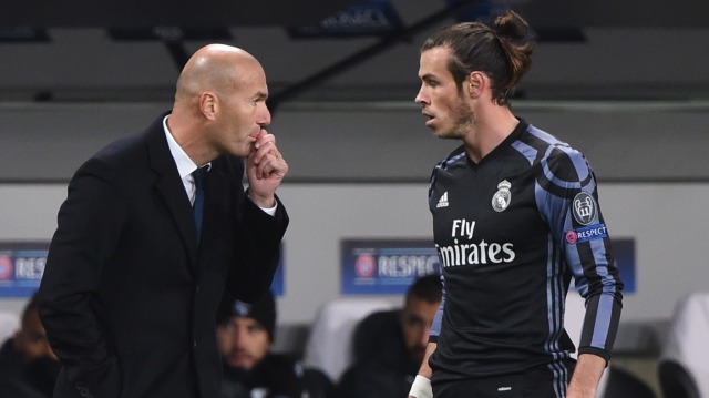 Zinedine Zidane memberi instruksi kepada Gareth Bale dalam sebuah pertandingan Liga Champions. Foto: AFP/Janek Skarzynski