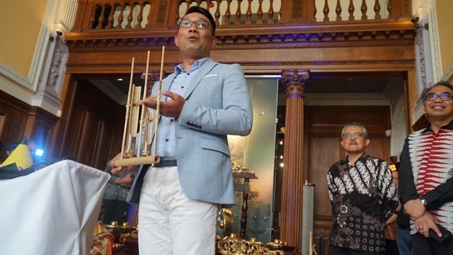 Gubernur Jawa Barat Ridwan Kamil (kiri) memainkan angklung saat meresmikan Sudut Seni-Budaya Sunda di Pusat Kebudayaan Bracknell, Inggris. Foto: Dok. KBRI London