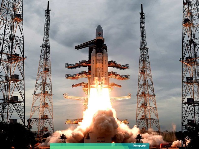 Peluncuran Geosynchronous Satellite launch Vehicle (GSLV)-MK3 dari Indian Space Research Organization (ISRO) yang membawa Chandrayaan-2 di Sriharikota, India. Foto: AP Photo/Indian Space Research Organization (ISRO)