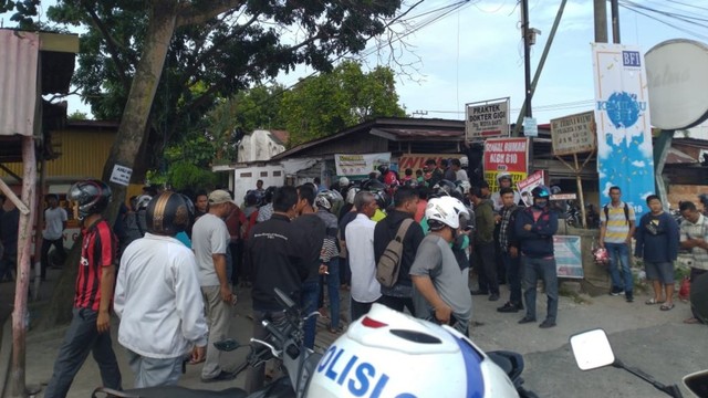 Suasana usai tembak-menembak antara polisi dengan Satriandi, bandar narkoba eks polisi, Selasa pagi (23/7), di Pekanbaru. 
