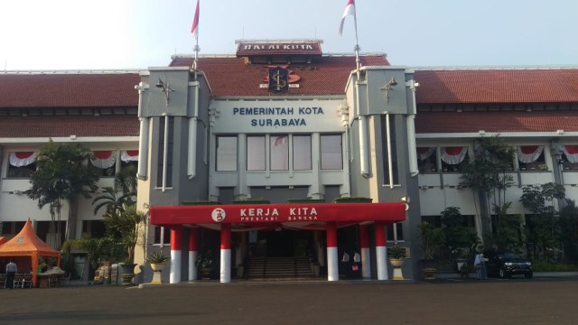 Balai Kota Surabaya. 