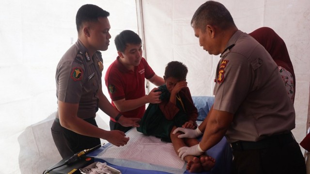 Suasana khitanan massal di Lapangan Merdeka, Balikpapan, Selasa (23/7). Foto: Fanny Kusumawardhani/kumparan