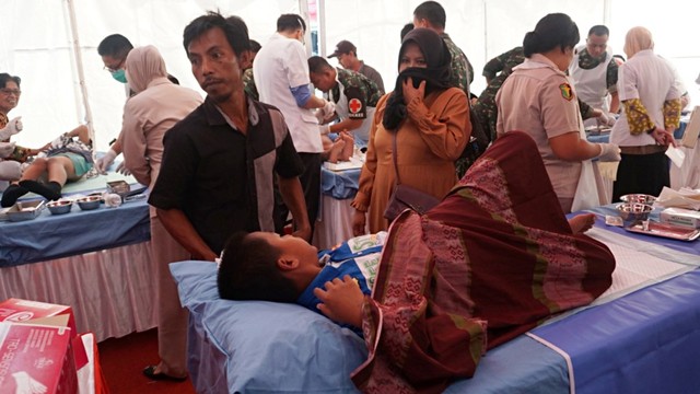 Suasana khitanan massal di Lapangan Merdeka, Balikpapan. Foto: Fanny Kusumawardhani/kumparan