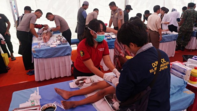 Sejumlah dokter di khitanan massal di Lapangan Merdeka, Balikpapan, Selasa (23/7). Foto: Fanny Kusumawardhani/kumparan