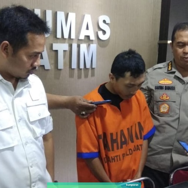 Rahmat Santoso Slamet alias Memet, seorang pembina Pramuka di Surabaya pelaku pencabulan di bawah umur terhadap 14 anak didiknya di sejumlah sekolah. Foto: Yuana Fatwalloh/kumparan