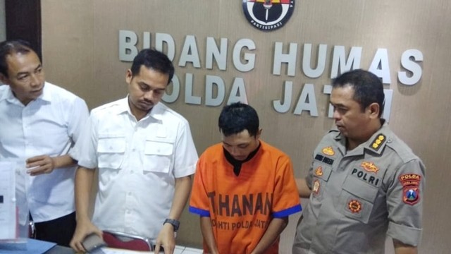 Rahmat Santoso Slamet alias Memet, seorang pembina Pramuka, Surabaya pelaku pencabulan di bawah umur terhadap 14