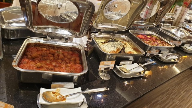Fasilitas makanan di Hotel Dallah Taibah, Madinah, tempat jemaah haji khusus menginap. Foto: Denny Armandhanu/kumparan