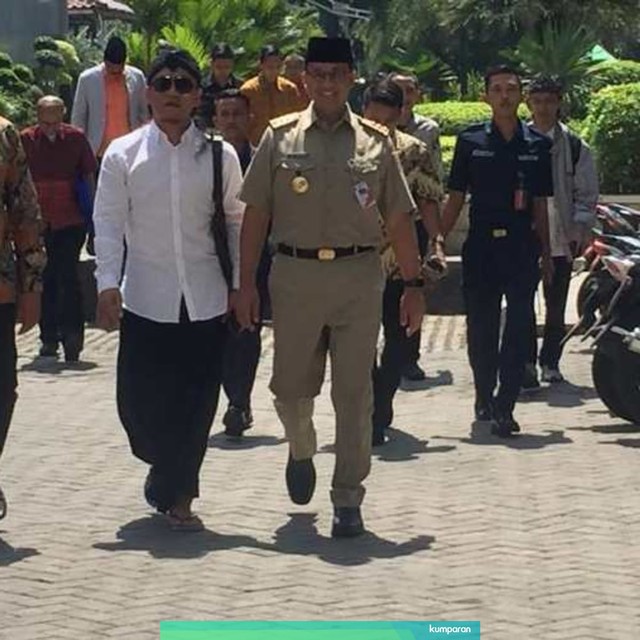 Gubernur DKI Jakarta Anies Baswedan (kanan) dan Gus Miftah di Masjid Fatahillah, Balai Kota. Foto: Fadjar Hadi/kumparan