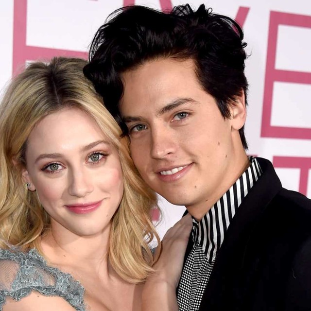 Cole Sprouse dan Lili Reinhart. Foto: Getty Images