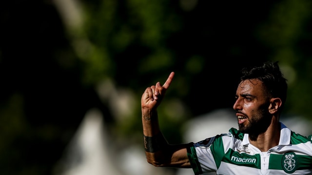 Bruno Fernandes merayakan gol untuk Sporting CP di final Piala Portugal. Foto: AFP/Patricia de Melo Moreira