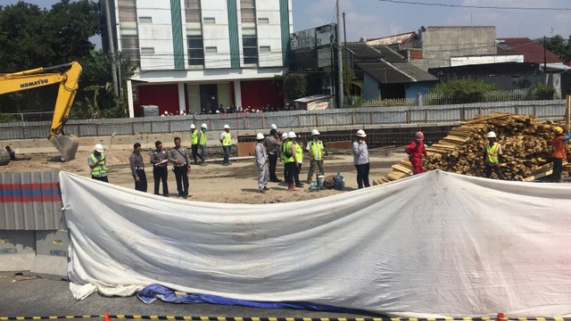 Land Rover berplat nomor Australia yang terguling di Proyek Underpass Kentungan, Yogyakarta